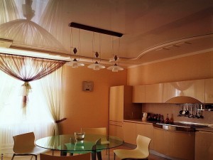 Натяжной потолок в интерьере кухни