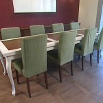 Модные чехлы для стульев на кухне