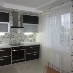 Современные нитевые шторы на кухню