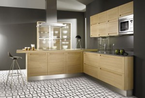 Установка кухни из дерева