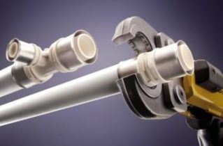 Які труби кращі — пластикові чи металеві