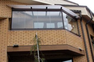 Засклення лоджії в котеджі